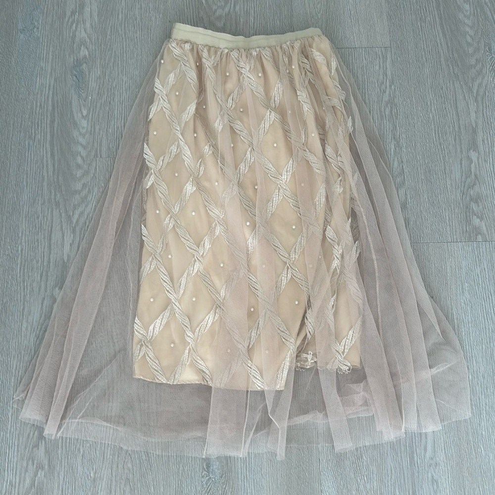 Midi skirt with pearls in the front